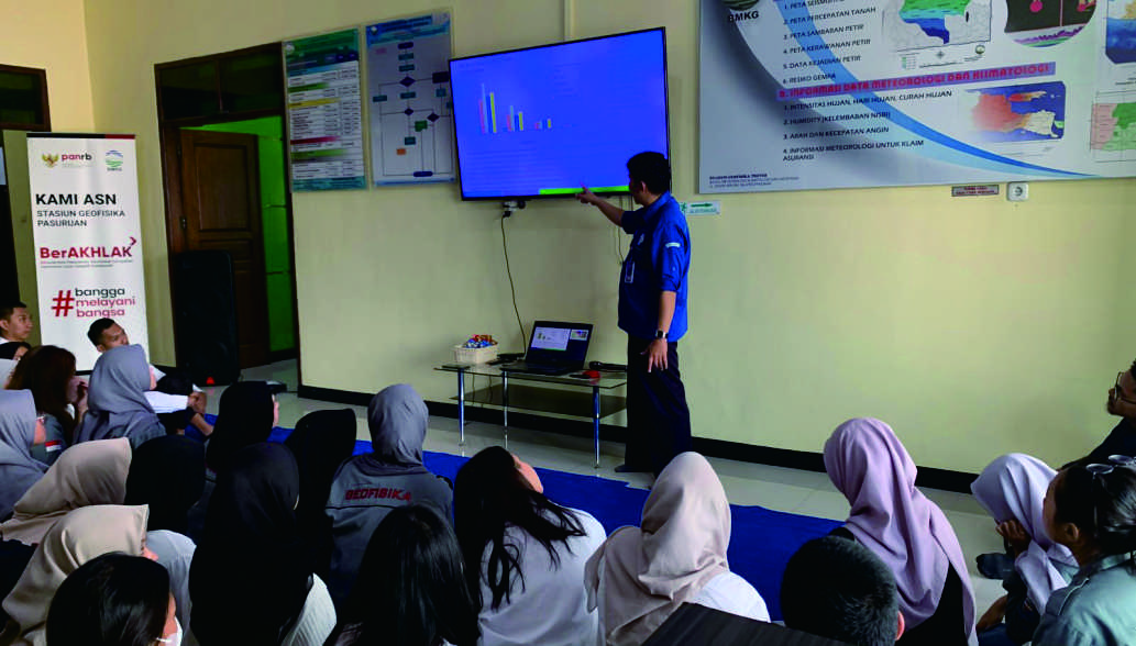 MAHASISWA TEKNIK GEOFISIKA FTME UPNVY MELAKUKAN VISIT COMPANY KE BMKG STASIUN GEOFISIKA PASURUAN DAN PT. SMELTING GRESIK