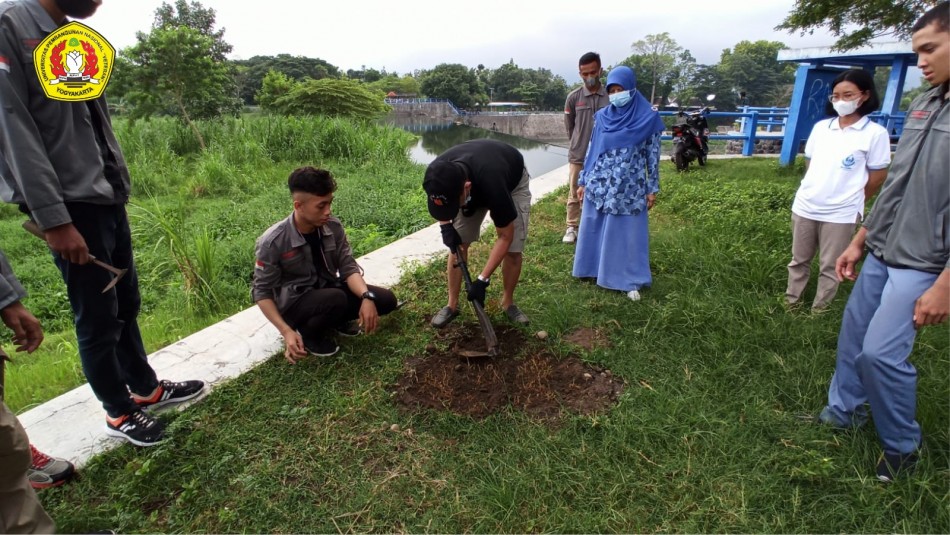 Dukung Program MBKM, Mahasiswa UPN “Veteran” Yogyakarta Bekerjasama dengan Pemerintahan Canden, Gelar Aksi Tanam Pohon Bantu Cegah Erosi di Daerah Sungai 